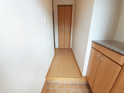 【玄関】 | フローレスＢ | きれいな玄関です