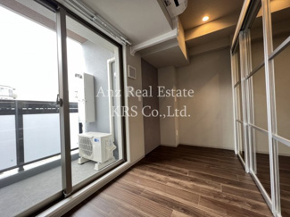 【バルコニー】 | WORVE大阪本町 | 約3.4帖の洋室にはワークスペースになる小部屋があります。