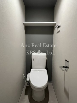 【トイレ】 | WORVE大阪本町 | 温水洗浄便座つきトイレです☆棚もあります♪