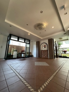 アリビオ江坂垂水町のロビー|落ち着いたロビーです