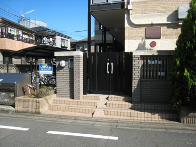 【エントランス】 | 高砂ＬＡ１ | オートロックゲート付きの物件です。