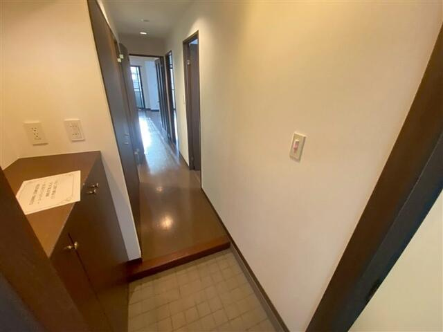 プワソン　ルージュの玄関