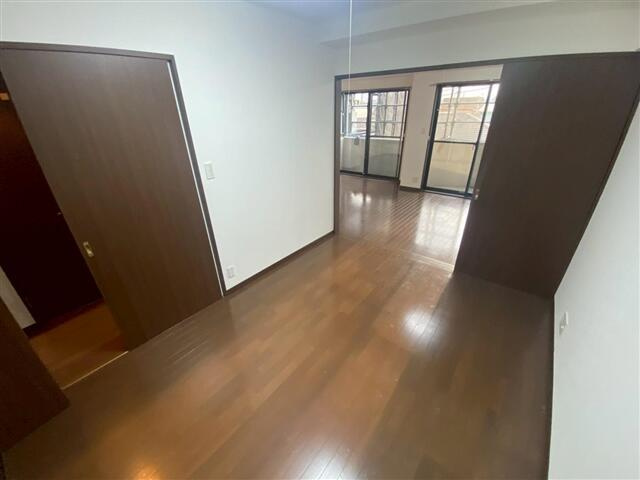 プワソン　ルージュの洋室