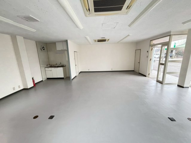 井田南町事務所1の内装