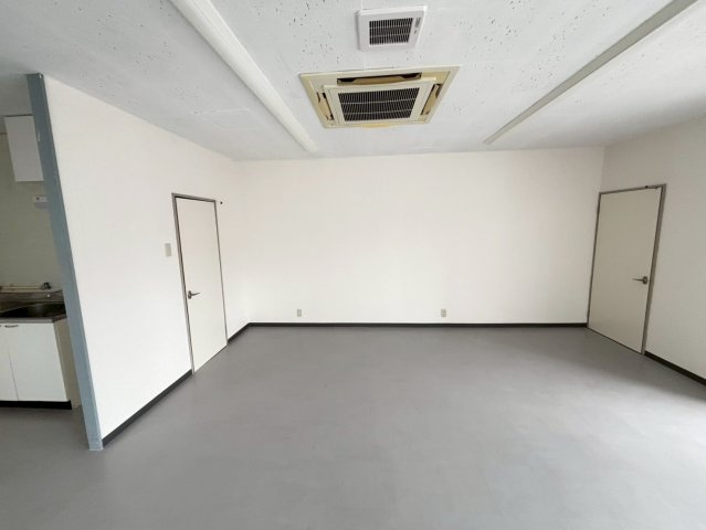 井田南町事務所1の内装