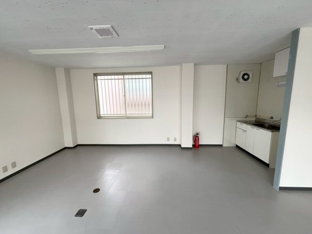 井田南町事務所1の内装
