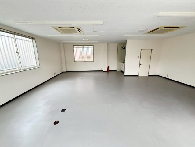 井田南町事務所1の内装
