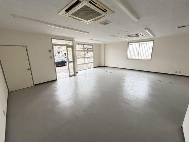 井田南町事務所1の内装