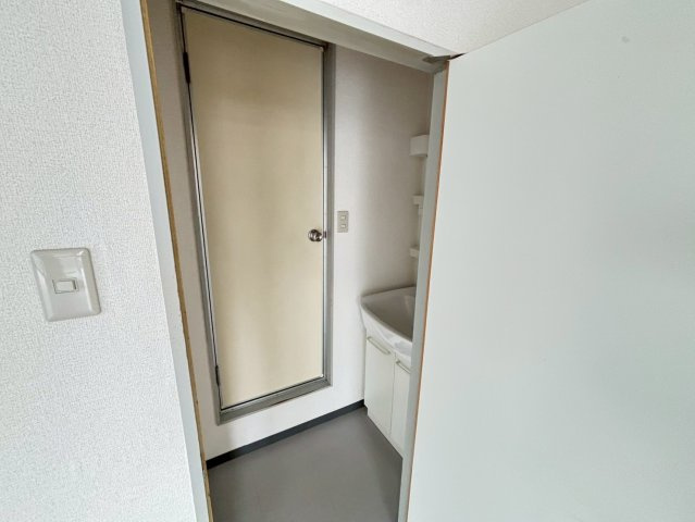 井田南町事務所1の内装