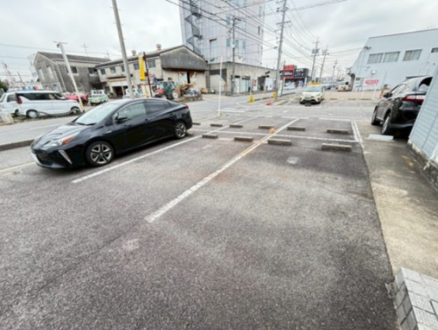井田南町事務所1の駐車場
