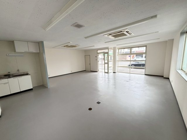 井田南町事務所1の内装