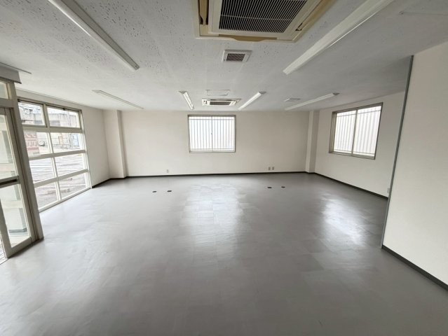 井田南町事務所1の内装