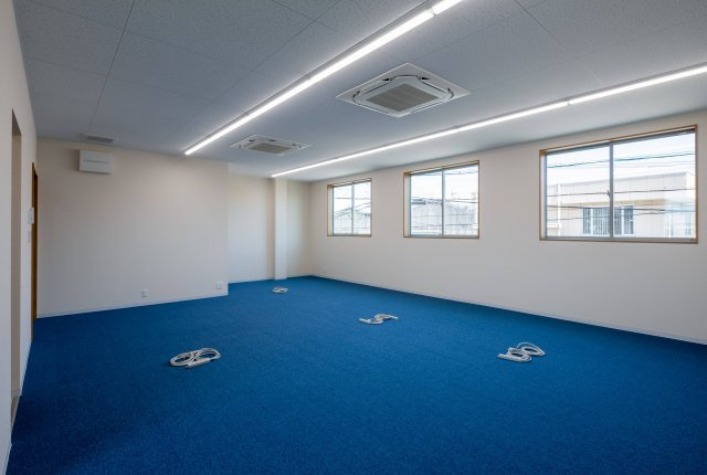 豊明市栄町西大根55-3GIMUCOのトイレ|右がトイレ扉、左が事務所入り口です。