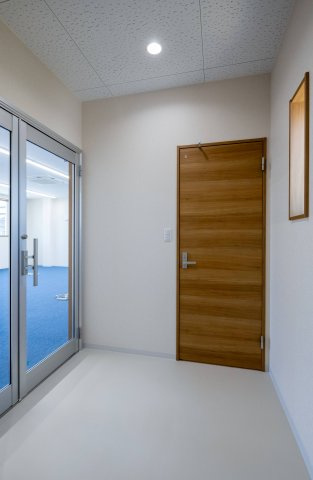 豊明市栄町西大根55-3GIMUCOのその他|窓が多く明るい事務所です。