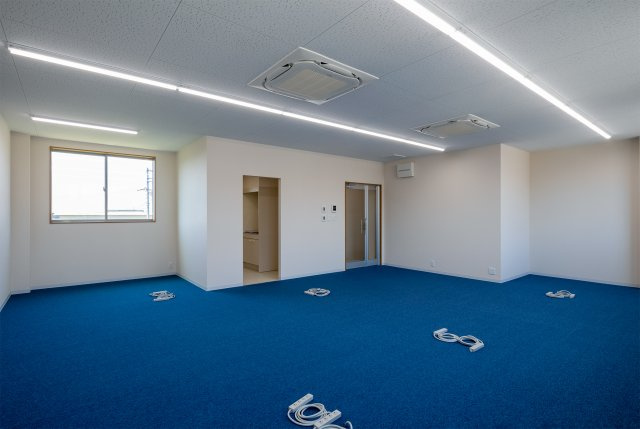 豊明市栄町西大根55-3GIMUCOのトイレ|右がトイレ扉、左が事務所入り口です。