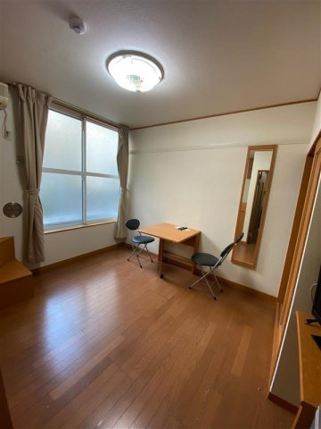 レオパレスＲＯＯＳＴの居間・リビング