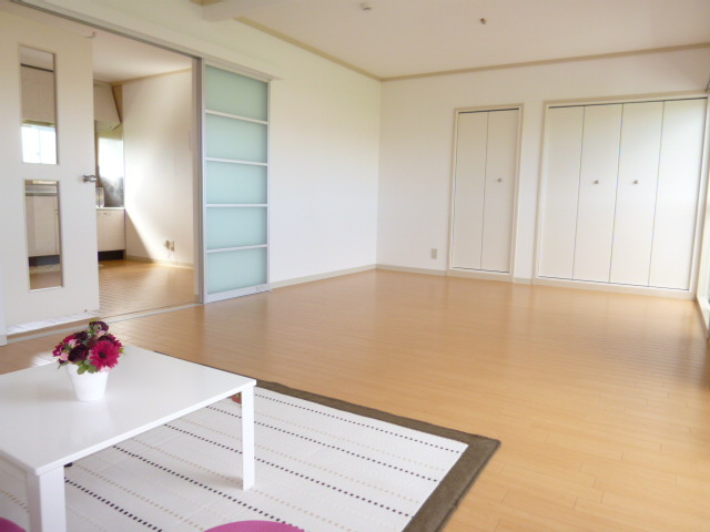 フレグランスまほろばＢの居間・リビング|洋室