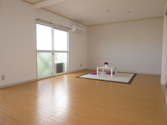 フレグランスまほろばＢの居間・リビング|洋室