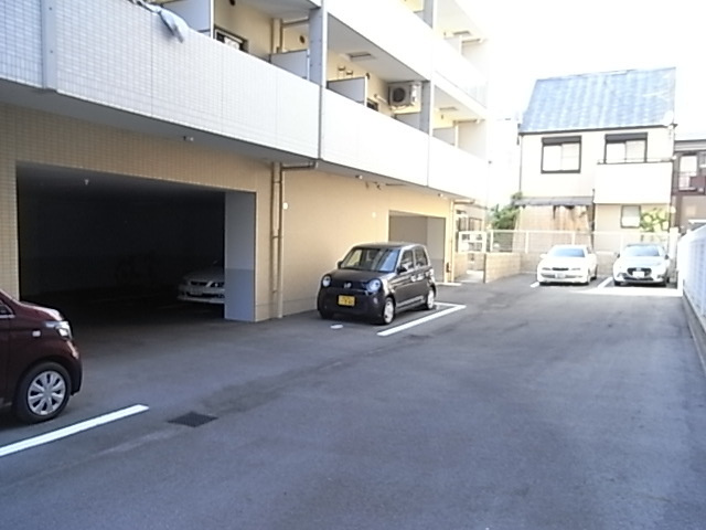 フレアコート甲南の駐車場