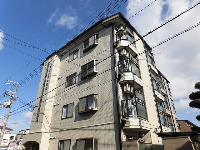 タイル張りの外観です