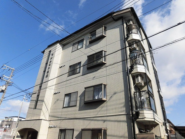 タイル張りの外観です