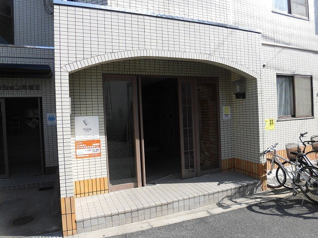 落ちついた外観にマッチしたエントランスです