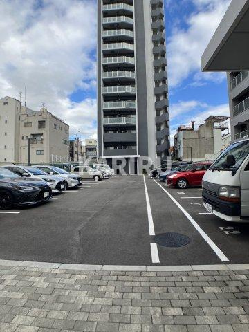 ワールドアイ大阪城イーストアドバンスの駐車場