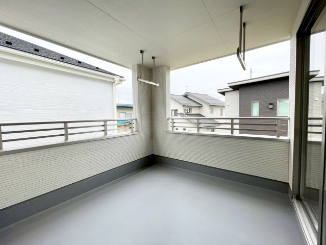 川中島町御厨第３のバルコニー|日当たり良好な広いバルコニー！洗濯物の出し入れなど楽々できちゃいます♪