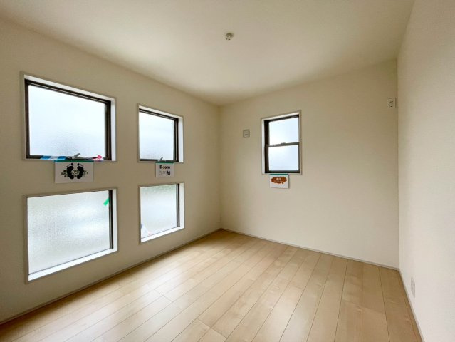 川中島町御厨第３の洋室|日当たり風通しともに良好！明るく朝を迎えられるつくりになっています♪