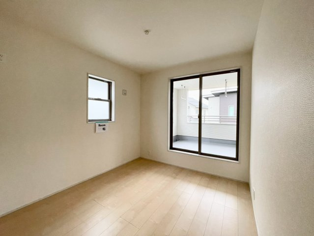 川中島町御厨第３の洋室|日当たり風通しともに良好！明るく朝を迎えられるつくりになっています♪