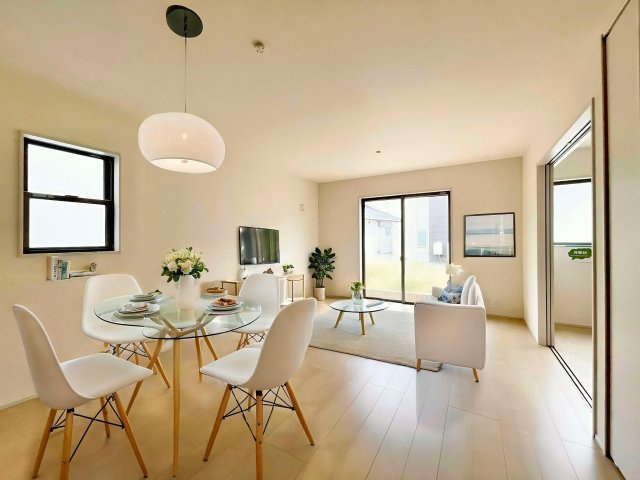 川中島町御厨第３の居間・リビング|大きな窓で日当たり良好♪広いリビングはご家族でゆっくりくつろぎたい方にオススメです！　１号棟　※ CGで家具を配置しています