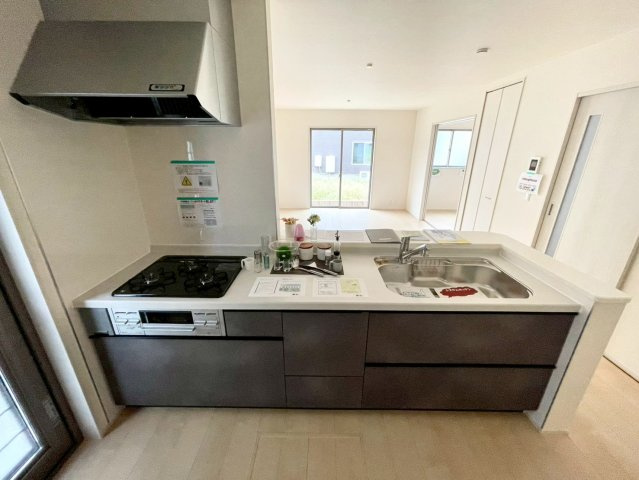 川中島町御厨第３のキッチン|対面式のキッチンが特徴のLDK！リビングの様子を見ながら料理ができお子様のいるご家庭でも安心です♪