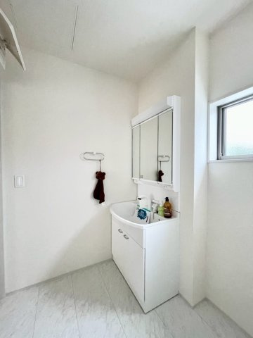 川中島町御厨第３の独立洗面台|洗濯機を置いても余裕の広さ！鏡の裏には収納スペース付き！