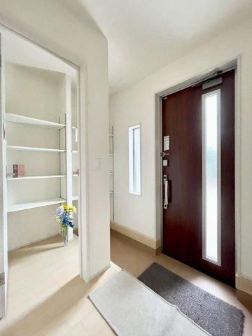 川中島町御厨第３の玄関|玄関には大容量のシューズボックスが付いているので毎日の靴選びも楽々です♪