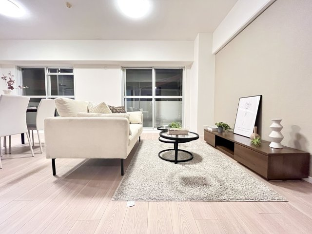 嵐山グランドシティの居間・リビング