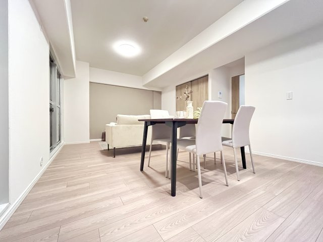 嵐山グランドシティの居間・リビング