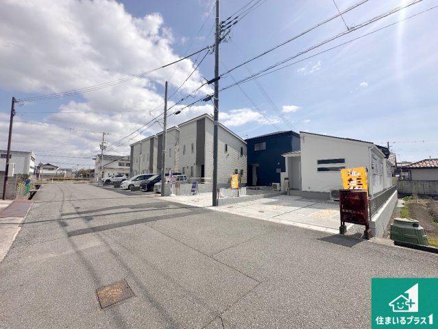 姫路市広畑区早瀬町　第3期　新築一戸建ての前面道路含む現地写真|周辺は閑静な住宅街！前面道路広々で車の出し入れも便利です。駐車が苦手な方でも安心して車庫入れできます！