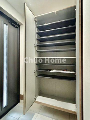 【玄関】 | 葛飾区水元3丁目新築分譲住宅 | 【玄関】玄関には大型のシューズクローゼットを設置しておりますのでいつでもスッキリりとした空間を保てます。玄関周りを清潔に使うのはとても大事なことですよね。