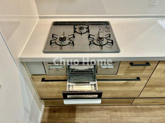 葛飾区水元3丁目新築分譲住宅のキッチン|【三ツ口コンロ】奥様に好評な三ツ口コンロと魚焼きグリルです。