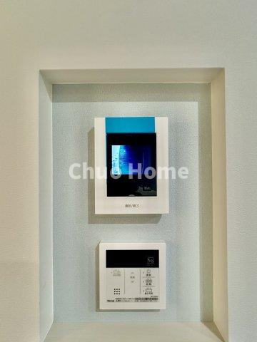 葛飾区水元3丁目新築分譲住宅のセキュリティ|【モニターホン】誰が来たかすぐにわかるカラーモニター付きインターホン。通話ボタンを押すまでは室内の音は漏れていませんので相手を確かめてから応対できます。