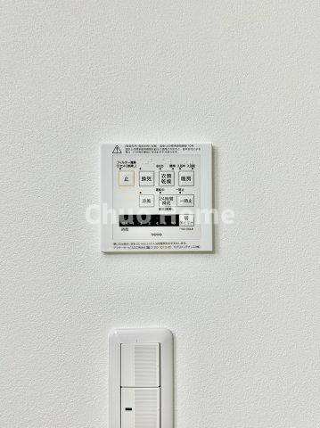 葛飾区水元3丁目新築分譲住宅の冷暖房・空調設備|【浴室乾燥機】暖房・冷風・換気・乾燥が可能です。毎日を快適に過ごせるうれしい機能が揃っています。雨の日の洗濯物も安心です。