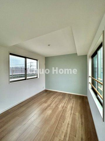 葛飾区水元3丁目新築分譲住宅の寝室|【寝室】心と体をゆったりと安らげる主寝室。寝室のゆとりが大きい分だけ、暮らしの安らぎは深まります。一日の疲れを癒すだけでなく、ご夫婦の親密な語らいを紡ぎ出します