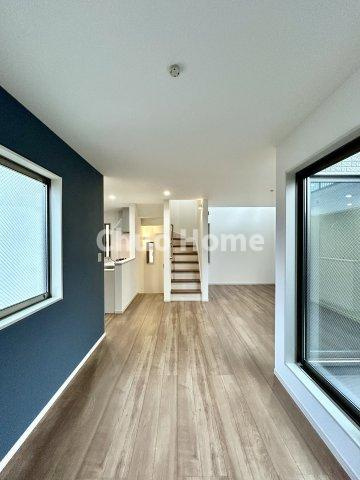 葛飾区水元3丁目新築分譲住宅の居間・リビング|【リビングダイニング】一日の中で多くの時間を過すことになるリビングダイニングだからこそ、いつも穏やかな空間であることが必然。爽やかな通風と採光を存分に感じる事が出来る空間です。