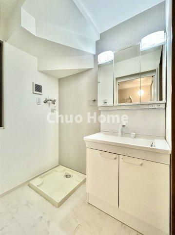 葛飾区水元3丁目新築分譲住宅のランドリースペース|【ランドリースペース】担当者がスケールを持ち歩いておりますので、ご見学時には現在お使いの洗濯機などがきちんと収まるかなどもチェックして下さい。見学前に測っておくと非常に便利だと思います。