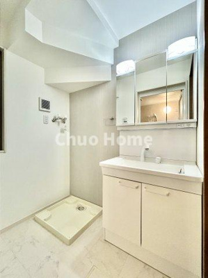 【ランドリースペース】 | 葛飾区水元3丁目新築分譲住宅 | 【ランドリースペース】担当者がスケールを持ち歩いておりますので、ご見学時には現在お使いの洗濯機などがきちんと収まるかなどもチェックして下さい。見学前に測っておくと非常に便利だと思います。