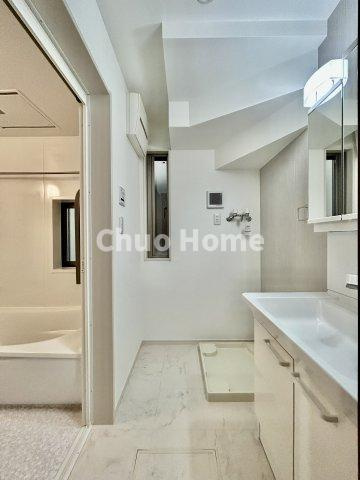 葛飾区水元3丁目新築分譲住宅の脱衣所|【洗面所】明るい洗面所は朝をすっきりさせてくれる空間です。バタバタしている忙しい朝でも収納が多い洗面台では短い時間で効率良く支度ができます。