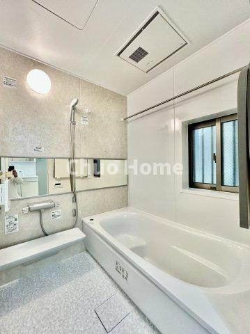 葛飾区水元3丁目新築分譲住宅の浴室|【バスルーム】暖房換気乾燥機付きシステムバスルーム。暖房・冷風・換気・乾燥など、毎日を快適に過ごせるうれしい機能が揃っています。雨の日の洗濯物も安心です。