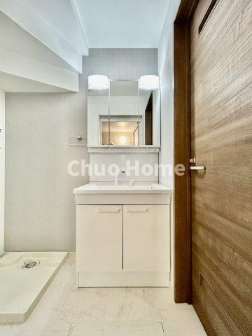 葛飾区水元3丁目新築分譲住宅の独立洗面台|【洗面化粧台】洗面化粧台には三面鏡を採用。身だしなみを整えやすい事はもちろんですが、鏡の後ろに収納スペースを設ける事により、散らかりやすい洗面スペースをすっきりさせる事が出来るのも嬉しいですね