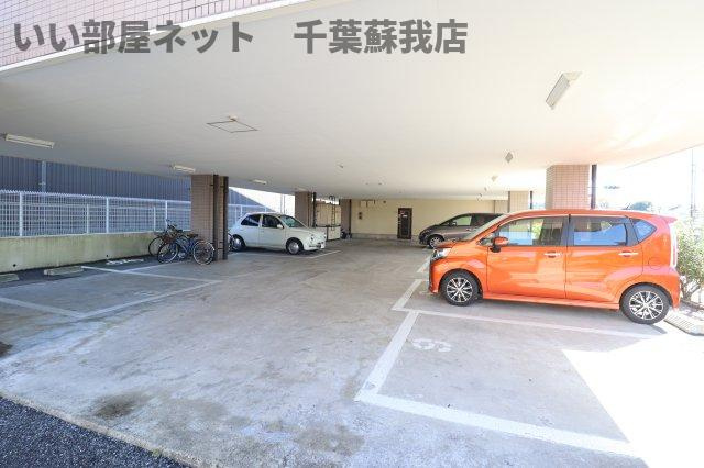 ロイヤルビレッジの駐車場|駐車スペースもあります