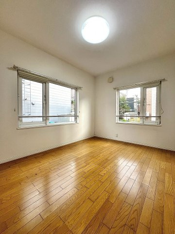 平岡5条4丁目の洋室